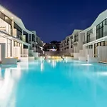 Pool Access Spacious Townhouse And Kids Slide