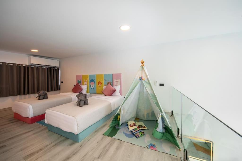 Casa de férias Pool Access Spacious Townhouse And Kids Slide