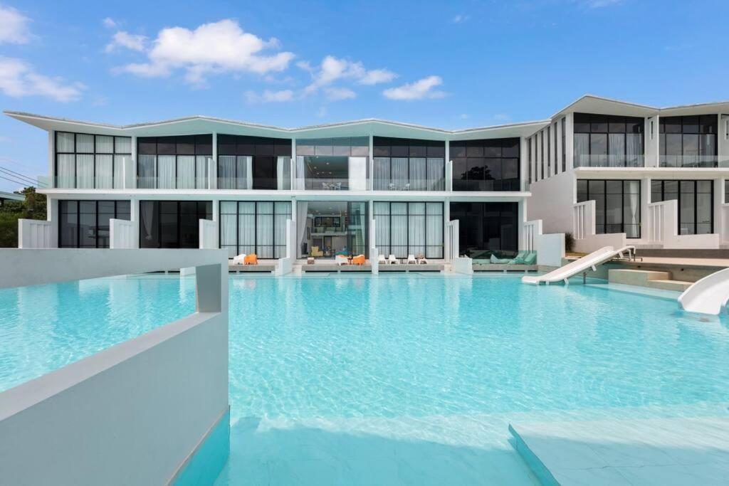 Casa de férias Pool Access Spacious Townhouse And Kids Slide