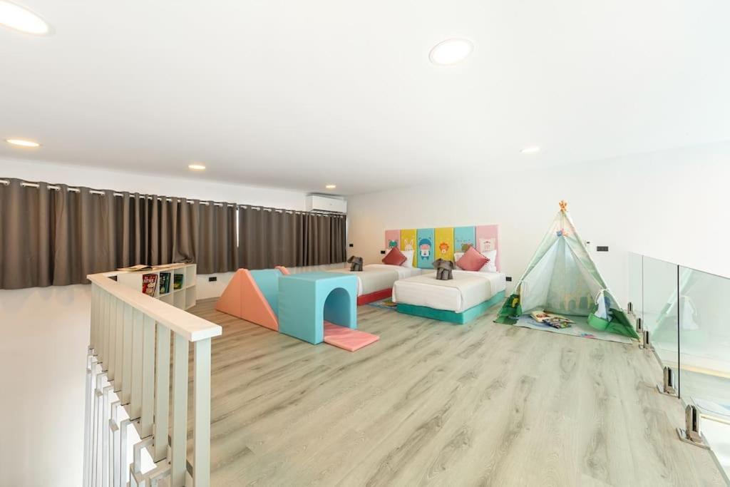 Casa de férias Pool Access Spacious Townhouse And Kids Slide